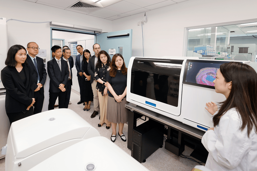 圖4_阿斯利康團隊參觀香港基因組中心的實驗室。該實驗室為全港首個可一站式進行全基因組測序的實驗室，設施和作業流程均達國際標準。 1.png